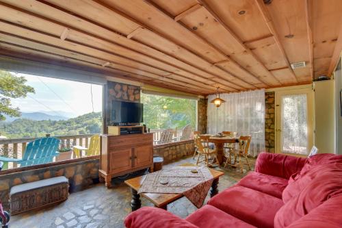 Mountain Cottage with Views Near Tail of the Dragon! near Cherokee Bear Zoo