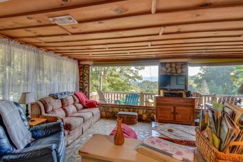 Mountain Cottage with Views Near Tail of the Dragon! near Cherokee Bear Zoo