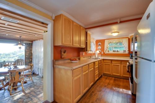 Mountain Cottage with Views Near Tail of the Dragon! near Cherokee Bear Zoo
