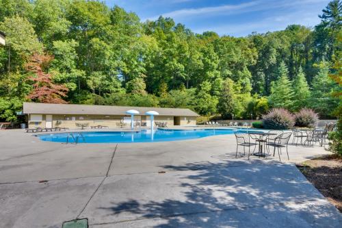 Mountain Cottage with Views Near Tail of the Dragon! near Cherokee Bear Zoo