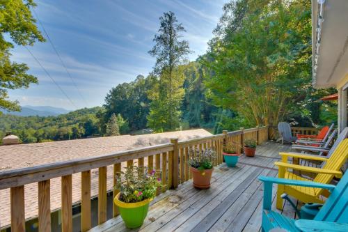 Mountain Cottage with Views Near Tail of the Dragon! near Cherokee Bear Zoo