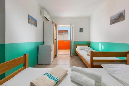 2 twin beds