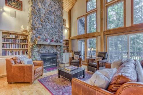 Lazy Bear Lodge · Spacious 6BR Lodge with Chef's Kitchen, Hot Tub, Golf Views and more in Mt Hood Village (OR)