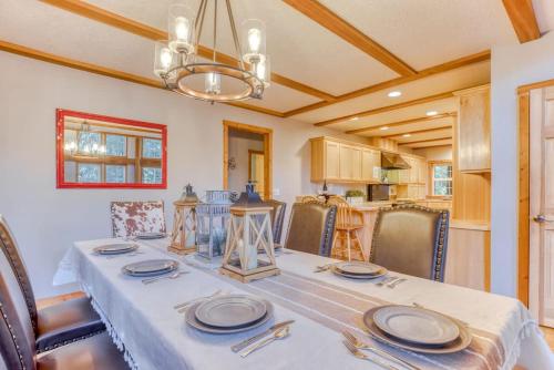 Lazy Bear Lodge · Spacious 6BR Lodge with Chef's Kitchen, Hot Tub, Golf Views and more in Mt Hood Village (OR)