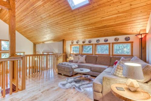 Lazy Bear Lodge · Spacious 6BR Lodge with Chef's Kitchen, Hot Tub, Golf Views and more in Mt Hood Village (OR)