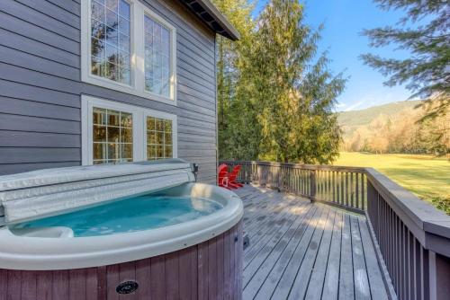 Lazy Bear Lodge · Spacious 6BR Lodge with Chef's Kitchen, Hot Tub, Golf Views and more in Mt Hood Village (OR)