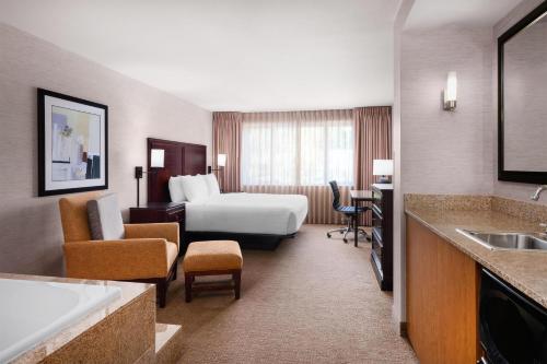 Silver Cloud Hotel - Bellevue Room Type - King Room - Disability Access/Non-Smoking