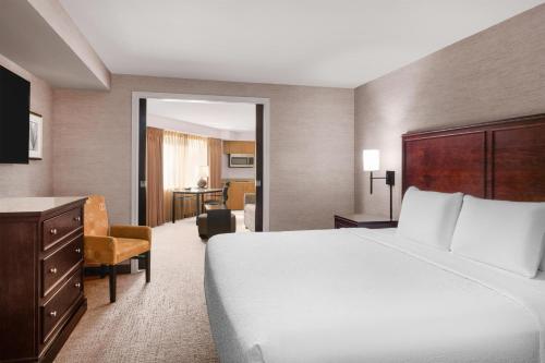 Silver Cloud Hotel - Bellevue Room Type - King Suite with Bath Tub, Sofa Bed, Full Kitchen and Separate Living Area - Disability/Non-Smoking