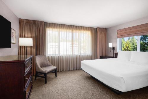Silver Cloud Hotel - Bellevue Room Type - King Suite with Living Room - Non-Smoking