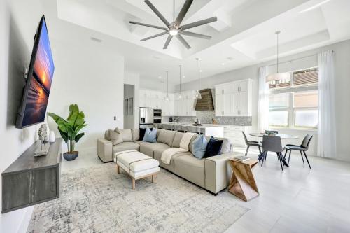 Sand Dollar Retreat | Walk to Vanderbilt Beach | Southern-Facing salt Pool & Spa | Bikes | Sleeps 8 - image 4