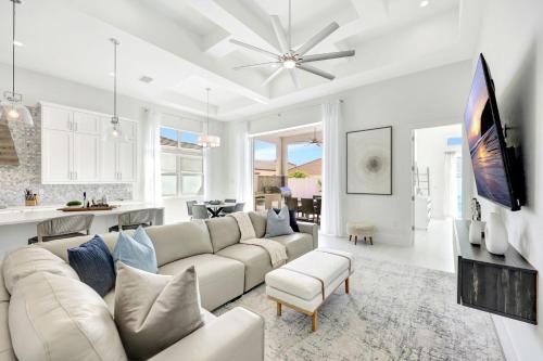 Sand Dollar Retreat | Walk to Vanderbilt Beach | Southern-Facing salt Pool & Spa | Bikes | Sleeps 8 - image 3