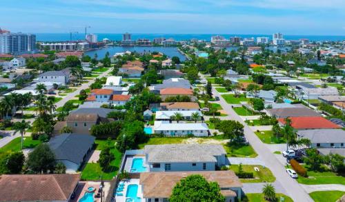 Sand Dollar Retreat | Walk to Vanderbilt Beach | Southern-Facing salt Pool & Spa | Bikes | Sleeps 8 - image 5