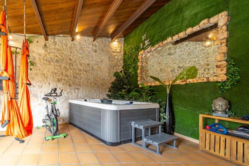 Karstais baseins, La Casa de Mi Madre casa rural con piscina in La Parrilla