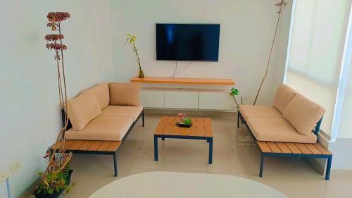 Departamento con cochera - Condominio Las Flores