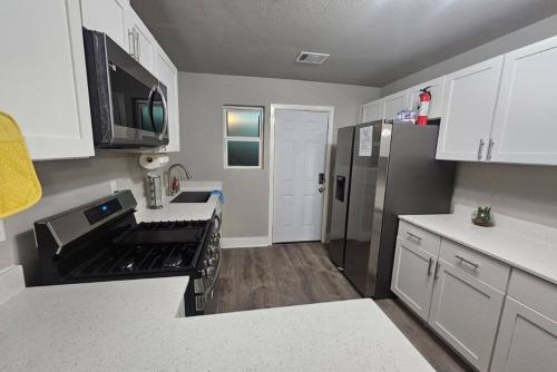 Charming 4br Bundle Near Downtown & Airport in Austin, USA