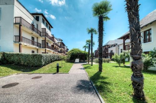 Pintu masuk, Zenitude Hotel & Residences L'Acacia in Lourdes