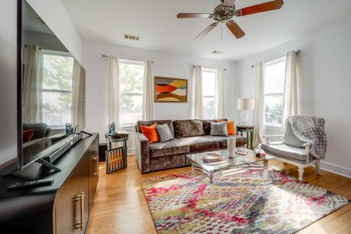 Walk to UC & Hospitals! Cincy Home w/ Patio – khách sạn tại Mount Auburn
