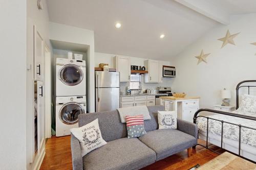 Hyde Park Carriage House - Tap to explore photos