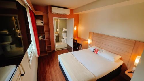 ibis Santiago Providencia. in Santiago