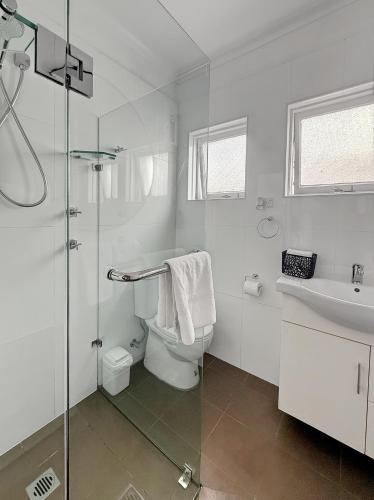 Cute 1 bedroom with sunny courtyard garden - main image