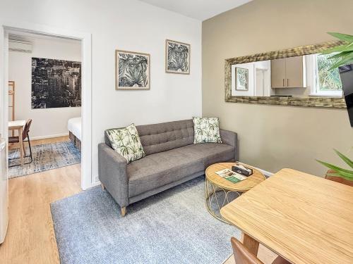 Cute 1 bedroom with sunny courtyard garden - image 11