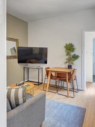 Cute 1 bedroom with sunny courtyard garden - image 9