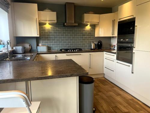 New Forest home - 4-beds and garden - 10 mins from Beach in Hordle