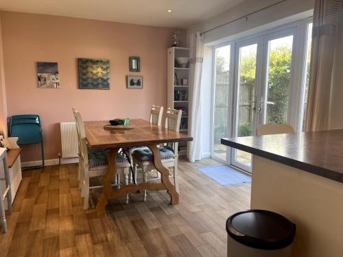 New Forest home - 4-beds and garden - 10 mins from Beach in Hordle