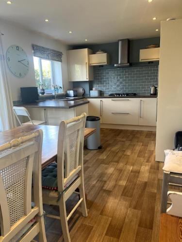 New Forest home - 4-beds and garden - 10 mins from Beach in Hordle