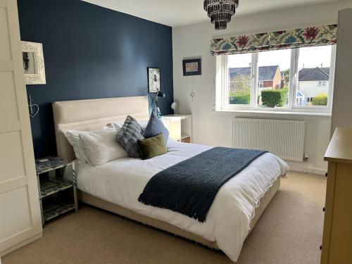 New Forest home - 4-beds and garden - 10 mins from Beach in Hordle