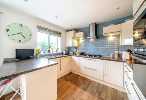 New Forest home - 4-beds and garden - 10 mins from Beach in Hordle