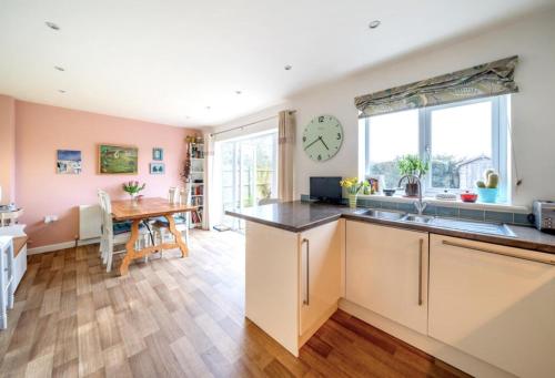 New Forest home - 4-beds and garden - 10 mins from Beach in Hordle