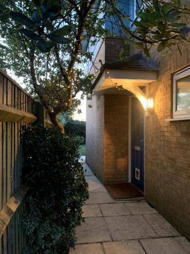 New Forest home - 4-beds and garden - 10 mins from Beach in Hordle