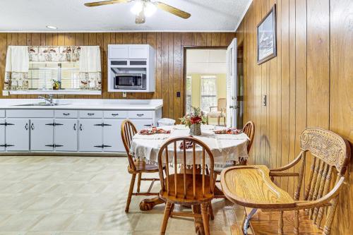 Families Welcome! Home w/ Fire Pit in Soddy-Daisy in Soddy Daisy (TN)
