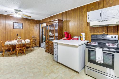 Families Welcome! Home w/ Fire Pit in Soddy-Daisy in Soddy Daisy (TN)