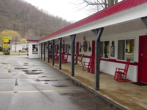 A Holiday Motel - Maggie Valley - 숙소 외관