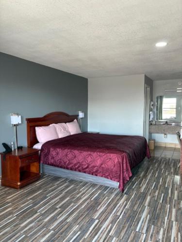 Plaza Inn - image 11