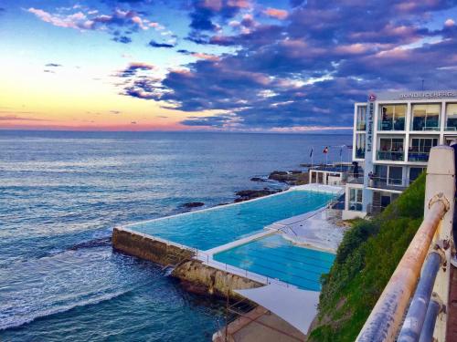 Modern Haven Near Beach & City 