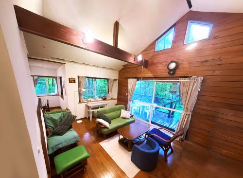 森の中で仲間や家族とゆっくり過ごせる温泉付コテージ 会員制別荘地で広大なプライベート空間 ペット可 那須高原りんどうハウス