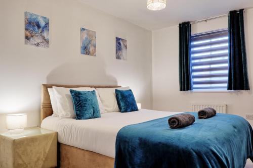 Spacious 4BR Townhouse, Sleeps 9, Fast WIFI, FREE PARKING, Contractor friendly – khách sạn tại Lexden