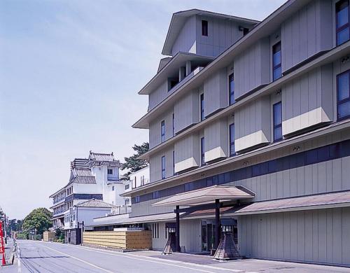 Senshunraku Ideally located in the Hagi area, Senshunraku promises a relaxing and wonderful visit. Featuring a satisfying list of amenities, guests will find their stay at the property a comfortable one. Service-