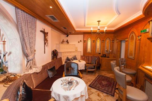 ผับ/เลาจน์, Hotel Schlosshof in อิสเกล