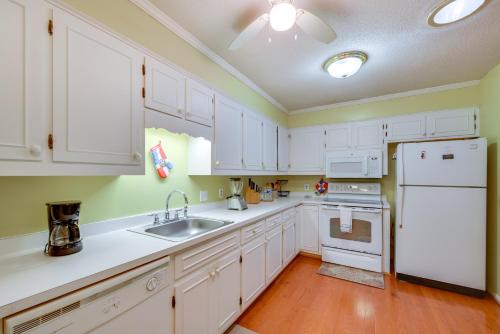 Peaceful Retreat! Carolina Trace Home with Porch in 桑福德 (NC)