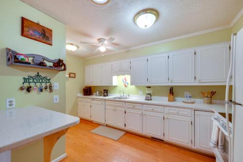 Peaceful Retreat! Carolina Trace Home with Porch in 桑福德 (NC)