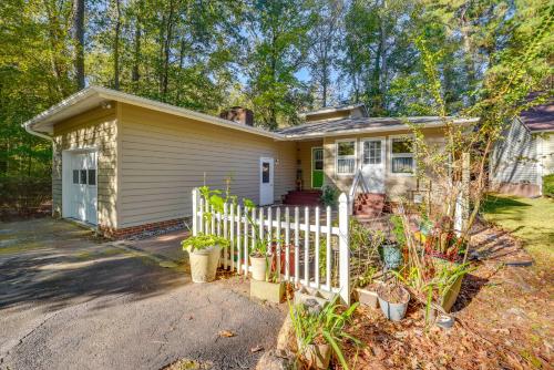 Peaceful Retreat! Carolina Trace Home with Porch in 桑福德 (NC)
