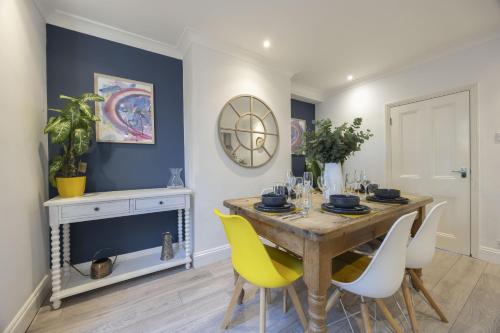 Spacious 3-Bed Period Home Near Bath Road - image 2