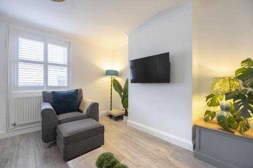 Spacious 3-Bed Period Home Near Bath Road - image 4