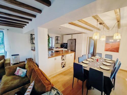 virtuve, Casa Felicità - Longère with swimming pool and large garden (Casa Felicita - Longere with swimming pool and large garden) in Vicq-sur-Nahon