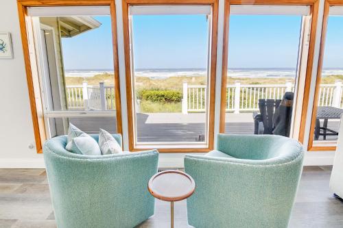 Ocean Front with Hot Tub, Dog Friendly! Beach Time in Bayshore (OR)