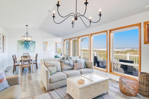 Ocean Front with Hot Tub, Dog Friendly! Beach Time in Bayshore (OR)